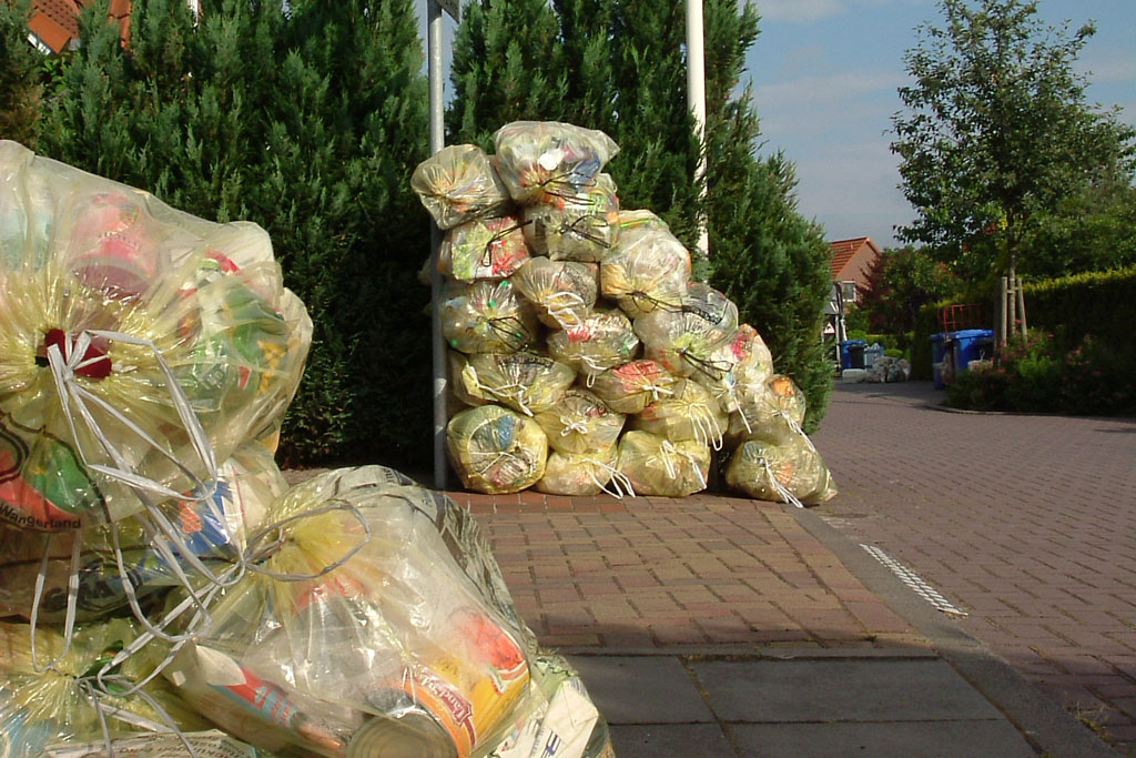 Stapel von gelben Säcken liegen zur Abholung an der Straße. Mit unseren Tips lässt sich das Plastikmüllaufkommen stark reduzieren.