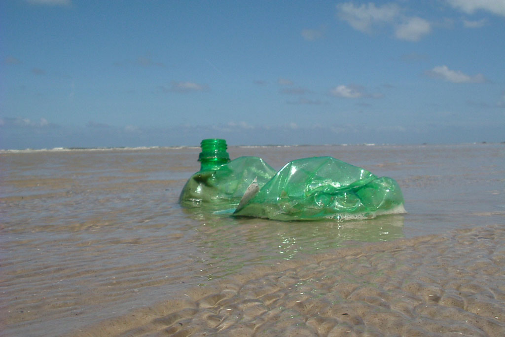 Eine angespülte Plastikflasche an einem Nordseestrand. Wer den Wasserhahn nutzt oder Pfandflaschen verwendet, kann viel Plastikmüll sparen. 